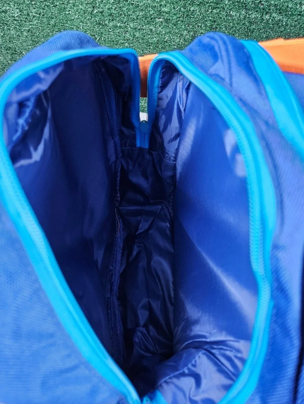 NWOT Vintage Lacoste Parfums Essential Sport Duffel Bag/Gym Bag / 21